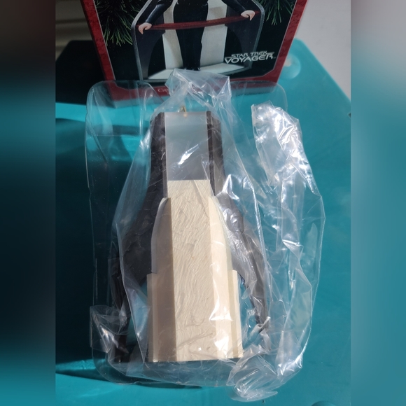 New in box Star Trek Captain Janeway ornament Hallmark - Picture 3 of 4